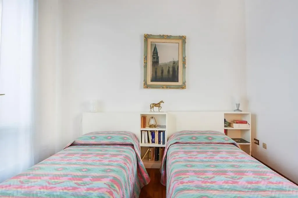 Ca' Del Pittore In Dorsoduro, Elegant Fine Arts District Venedig Apartment