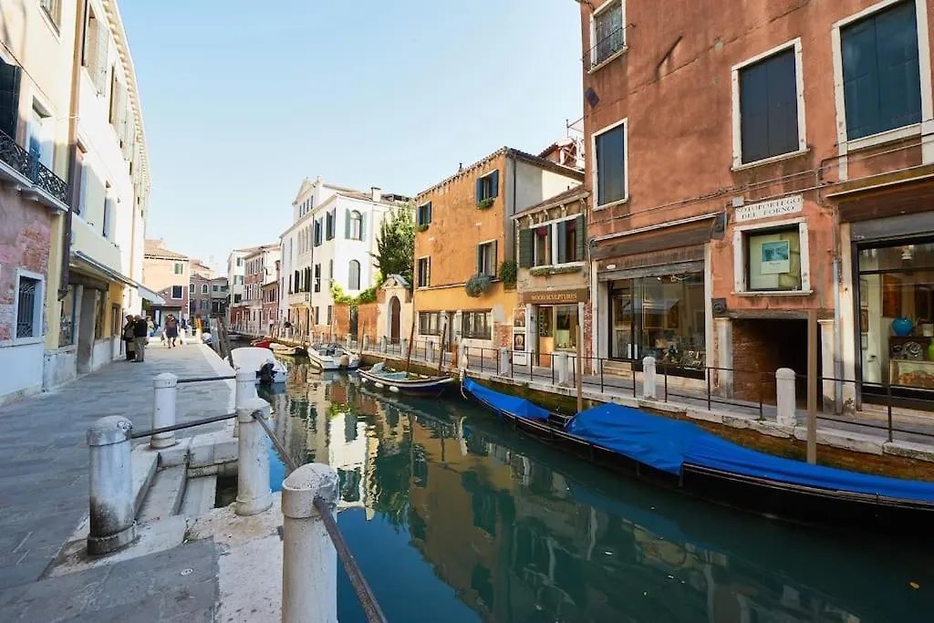 Ca' Del Pittore In Dorsoduro, Elegant Fine Arts District Venedig Apartment